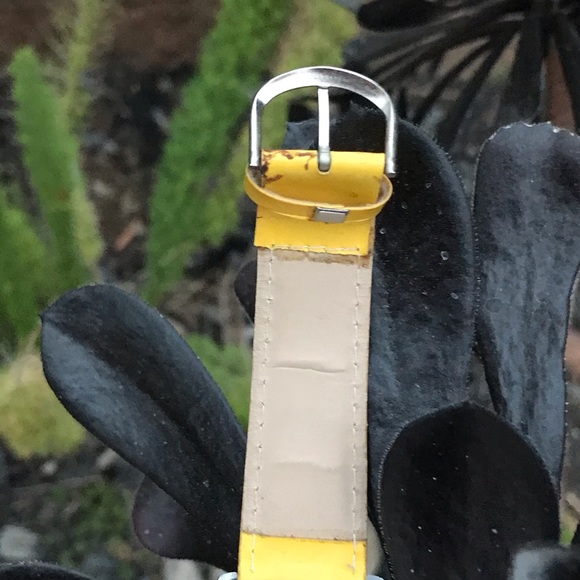 VERY RARE Minnie Holding Yellow Letter "A" Watch - Picture 7 of 7